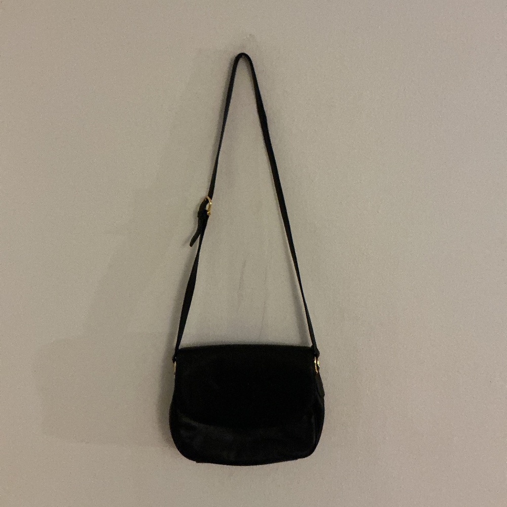 Vintage amazing soft leather Lord &Taylor Crossbody bag well made Gold accessori